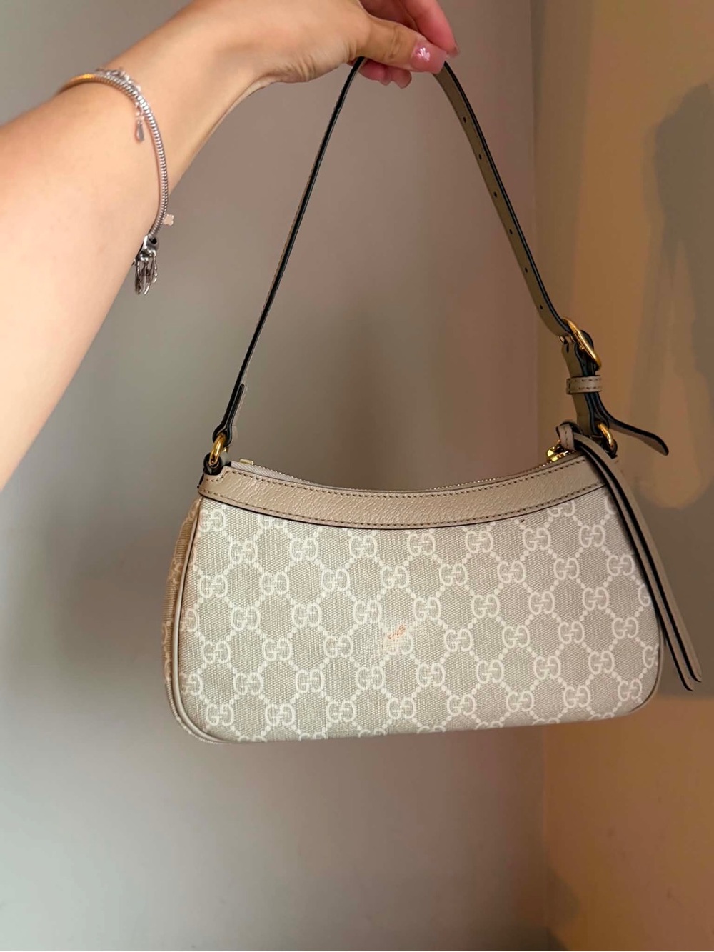 Gucci Beige GG Supreme Shoulder Bag with Gold Hardware - Picture 6 of 16